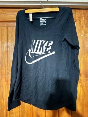 Women’s NIKE Long Sleeve Tee Size Small